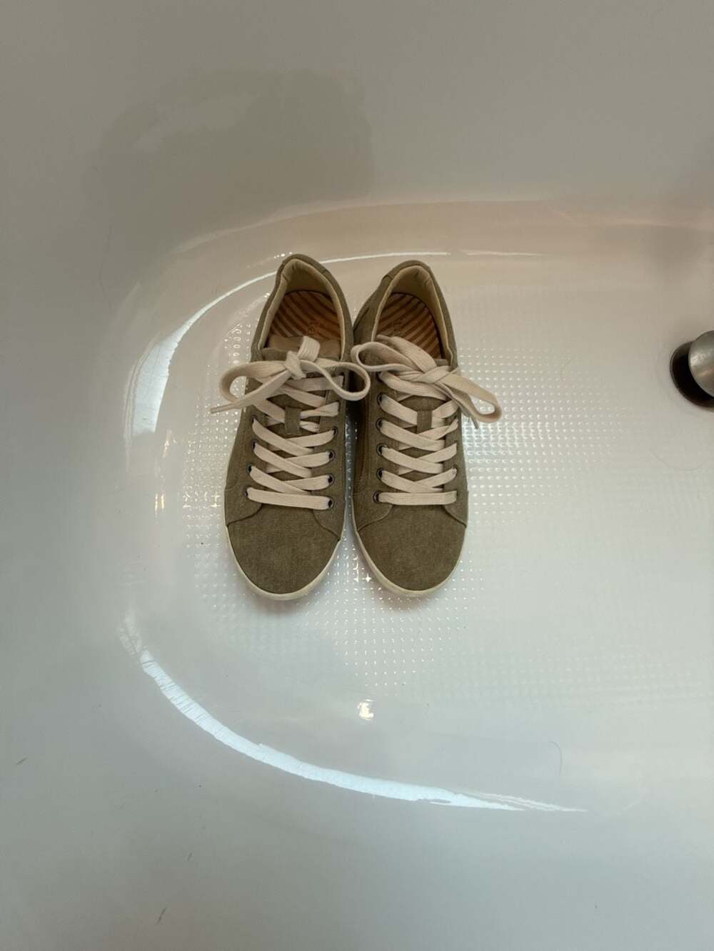 Womens TAOS Star Taupe Khaki Wash VGUC Sneakers Size 9